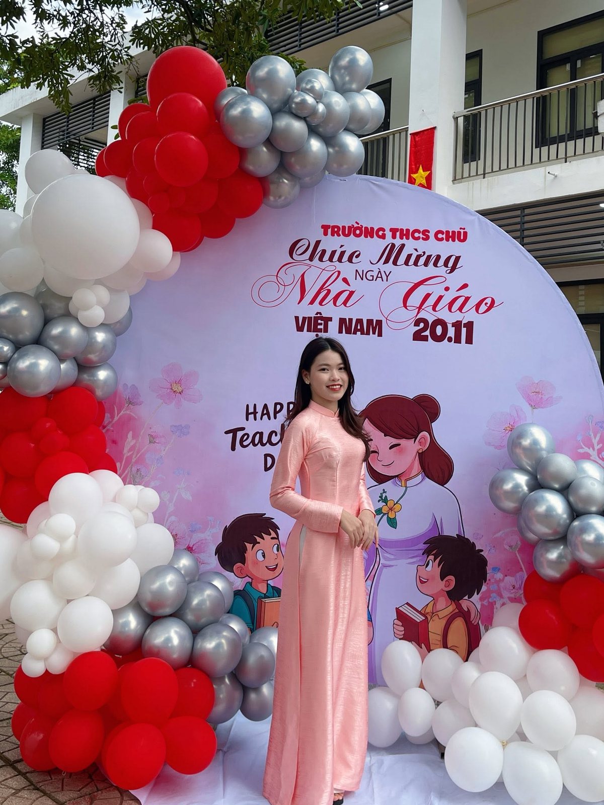 Cô giáo HUEVERSE chào đón học sinh